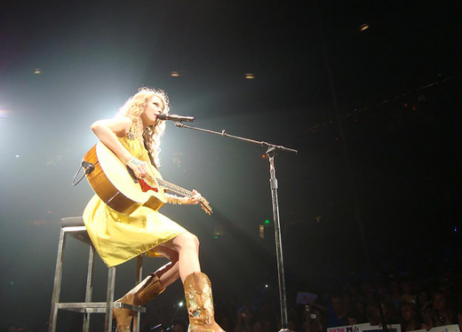 Tổng Hợp Đàn Guitar Và Dụng Cụ Âm Nhạc Của Taylor Swift 